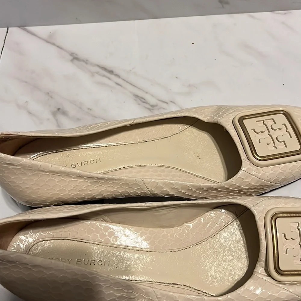 Tory Burch Georgia logo plaque pumps sz 6.  (L15)